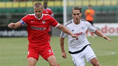 Michal Sná�el (v bílém) z HFK Olomouc atakuje Petra Pavlíka ze Zbrojovky Brno.