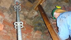 V historické kanalizaci pod Josefovem se vydrolila spodní vyzdívka.