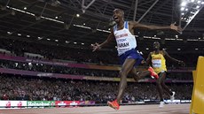 Brit Mo Farah probíhá cílem závodu na 10 kilometr.