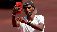 SELFIE NA PAMÁTKU. Mo Farah by se rád louil dvma zlaty a pak se vydal na...