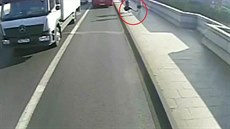 Londýnský bec shodil enu pod kola autobusu