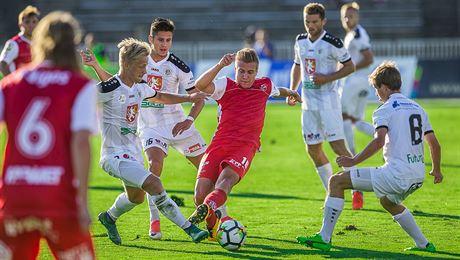 BOJ. Momentka z utkání Hradec Králové (bílá) vs. Pardubice.