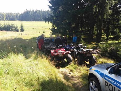 Policisté honili po krunohorských lesích ptici cizinc na tykolkách.