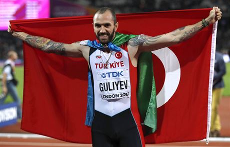Turek Ramil Gulijev, pvodem z Ázerbájdánu, slaví s obma vlajkami titul...