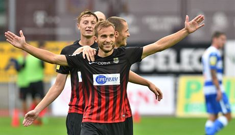 Opavský Nemanja Kuzmanovi slaví gól v síti Ústí nad Labem.