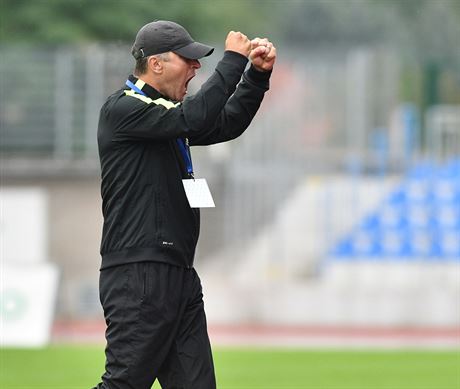 Opavský trenér Roman Skuhravý slaví  vítzství svého týmu.