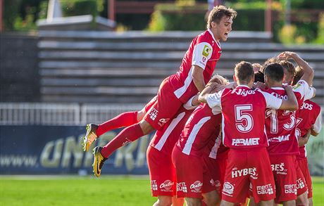 Pardubický tým naskákal ve 13. minut pondlního derby v Hradci Králové na svého stelce Pavla erného. Radost a do konce nevydrela. 