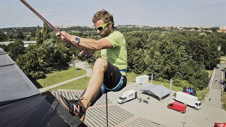Horolezec Jan Trávníek se na lan spoutí ze stechy obchodního centra Plaza....