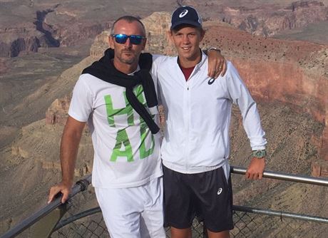 Otec Martin a syn Martin Dammovi loni na výlet v Grand Canyonu. Otec patil...