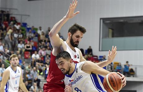 eský basketbalista Tomá Satoranský (vpedu) a Furkan Aldemir z Turecka v...