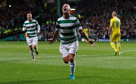 Leigh Griffiths z Celticu Glasgow slaví gól do sít Astany.
