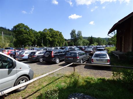 Lid vyrazili do skal v Adrpachu, parkovit se zaplnila stovkami aut (15. 8....