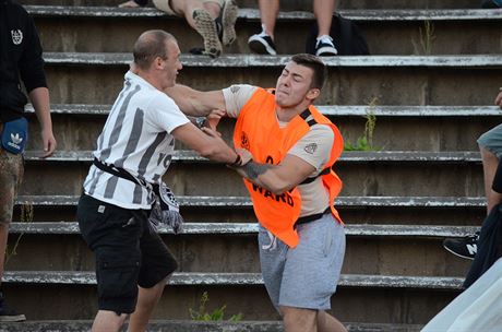 Sedmatyicetiletý fanda Petr Janoi skonil po potyce s ochrankou na derby v...