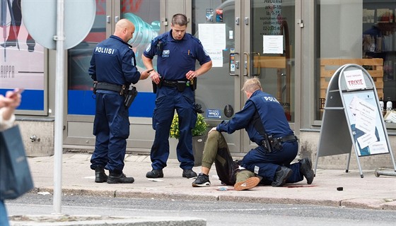 Fintí policisté útoníka, který v Turku pobodal deset lidí, postelili do nohy...