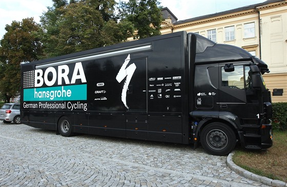 Hvzdná nmecká stáj Bora Hansgrohe parkuje svj kamion poblí Terezké brány,...