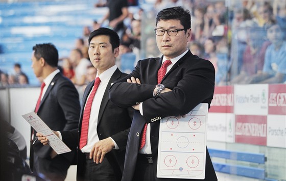 Jim Paek (vpravo) - trenér korejských hokejist.