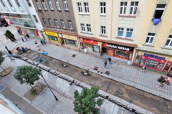 Z vlastních peněz dokončuje město opravu dlažby pěší zóny v Zeyerově ulici, v...