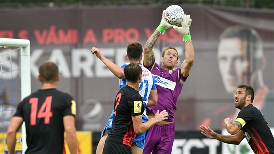 Opavský gólman Vilém Fendrich zasahuje v utkání proti Ústí nad Labem.