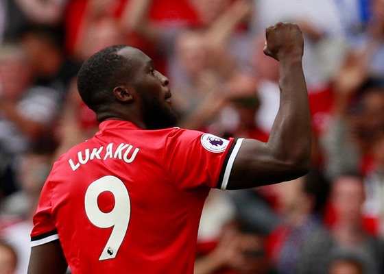 Romelu Lukaku z Manchesteru United slaví gól v utkání proti West Hamu.