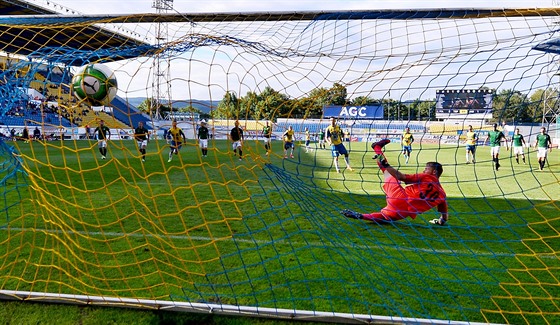 Teplický Martin Fillo promuje penaltu v utkání s Jabloncem.