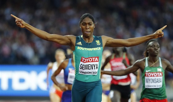 Jihoafrická bkyn Caster Semenyaová vítzí ve finálovém závodu na 800 m.