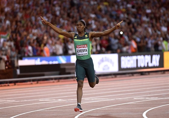 Jihoafrická bkyn Caster Semenyaová vtzí ve finálovém závodu na 800 m.