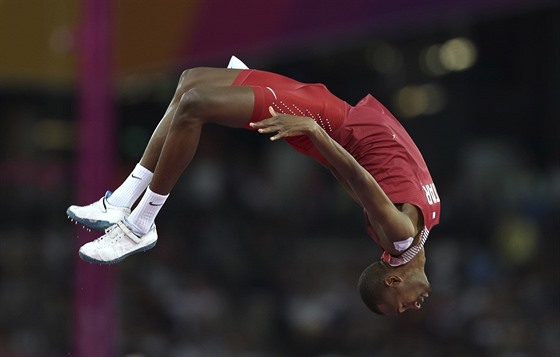 Mutaz Essa Barshim slaví vítzství ve skoku do výky.