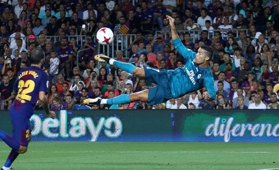 Cristiano Ronaldo z Realu Madrid stílí ze vzduchu na  bránu Barcelony ve...