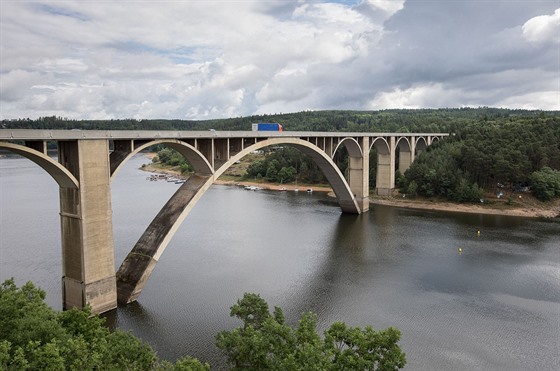 Podolský most byl v roce 1942 postaven vedle staršího řetězového mostu, který...