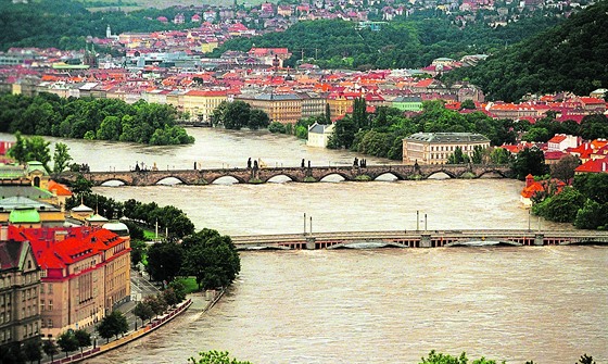 Letecký snímek rozvodnné Vltavy v srpnu 2002.