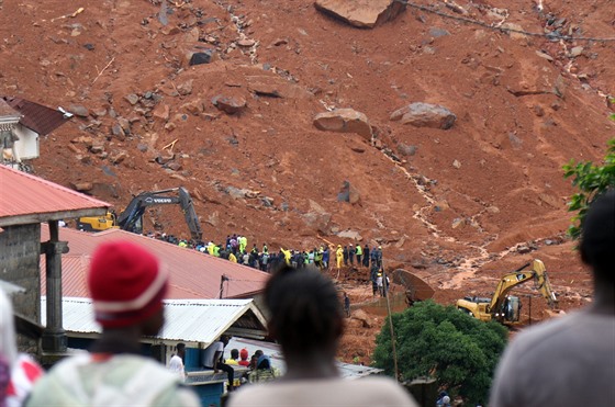 V Sieře Leone přišlo po masivním sesuvu půdy o život až tisíc lidí. (14. srpna...