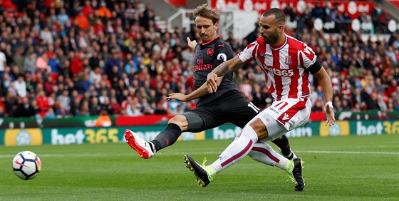 Jesé ze Stoke City (vpravo) stílí gól Arsenalu v utkání Premier League,...