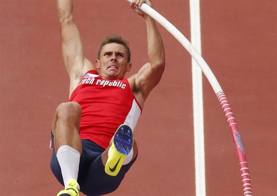 Adam Sebastian Helcelet ve skoku o tyči na mistrovství světa v Londýně.