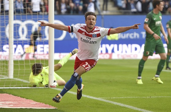 Nicolai Müller slaví gól do sít Augsburgu.