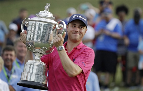 Justin Thomas s trofejí pro vítze PGA Championship.
