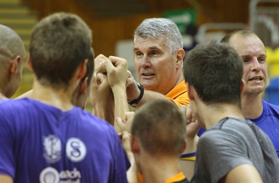 Trenér Predrag Benáek hecuje svj tým BK Olomoucko na prvním tréninku.