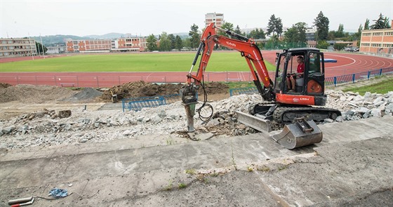 Stavební práce na Stadionu mládee ve Zlín pokraují.