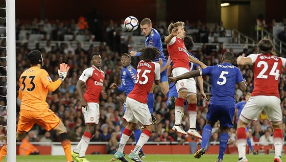 Jamie Vardy z Leicesteru práv pekonává Petra echa v brance Arsenalu.