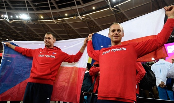 IVOTNÍ ÚSPCH. Klatovský otpa Petr Frydrych (vlevo) na letoním mistrovství svta v Londýn vybojoval bronz v osobním rekordu za hod 88,32 metr, jeho parák Jakub Vadlejch za 89,73 slavil stíbro.