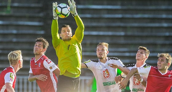 Momentka z utkání mezi Hradcem Králové a Pardubicemi. 