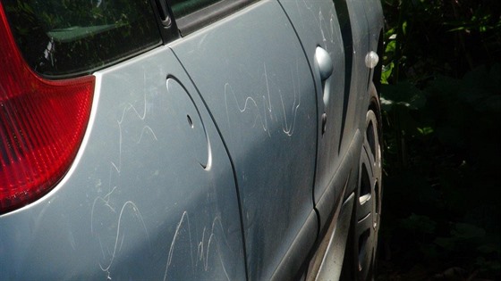 Na nehlídaném parkovišti na Smíchově vandal poškrábal přes čtyřicet...