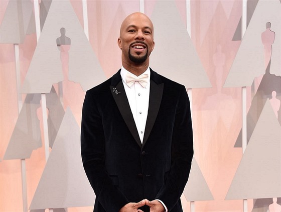 Rapper Common si na pedávání Oscar vybral smoking Prada se sametovým sakem,...