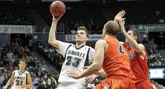 Ozren Pavlovi v bílém dresu Hawaii Rainbow Warriors