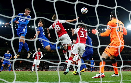Petr ech (vpravo) z Arsenalu inkasuje gól po hlavice Jamieho Vardyho (vlevo)...