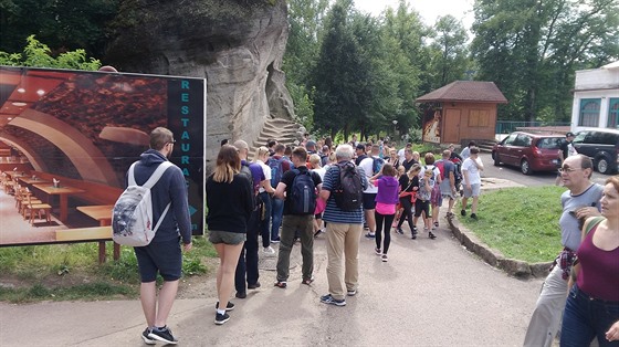 Turisté míí od parkovi ke vstupu do skal v Adrpachu (14.8.2017).