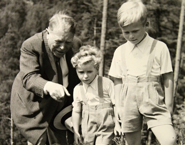 Hugo Vavreka se svými vnuky Václavem (vpravo) a Ivanem Havlovými na rodinném...