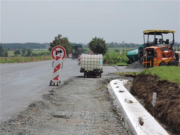 Dokonování oprav silnice II/351 Tebí  Vale s úplnou uzavírkou