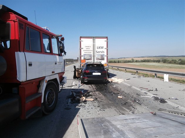 Nehoda, pi které Porsche Cayenne narazilo do stojícího kamionu v kolon na D1....