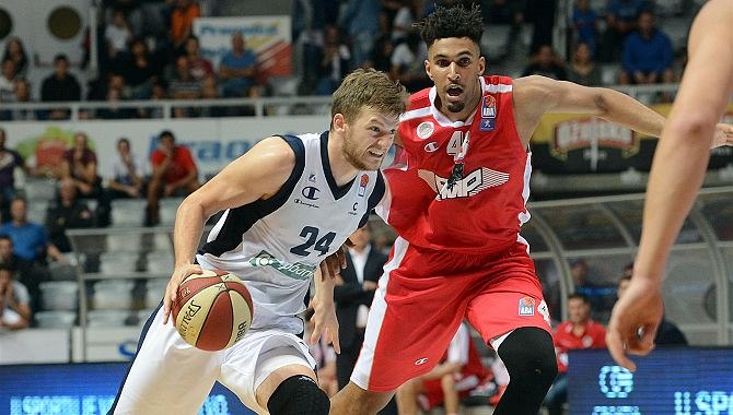 Boris Bara� (vlevo) ze Zadaru uniká australskému talentu Jonahu Boldenovi z FMP...