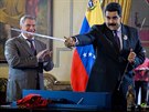 Venezuelský prezident Nicolás Maduro s meem, který mu daroval éf nejvtí...